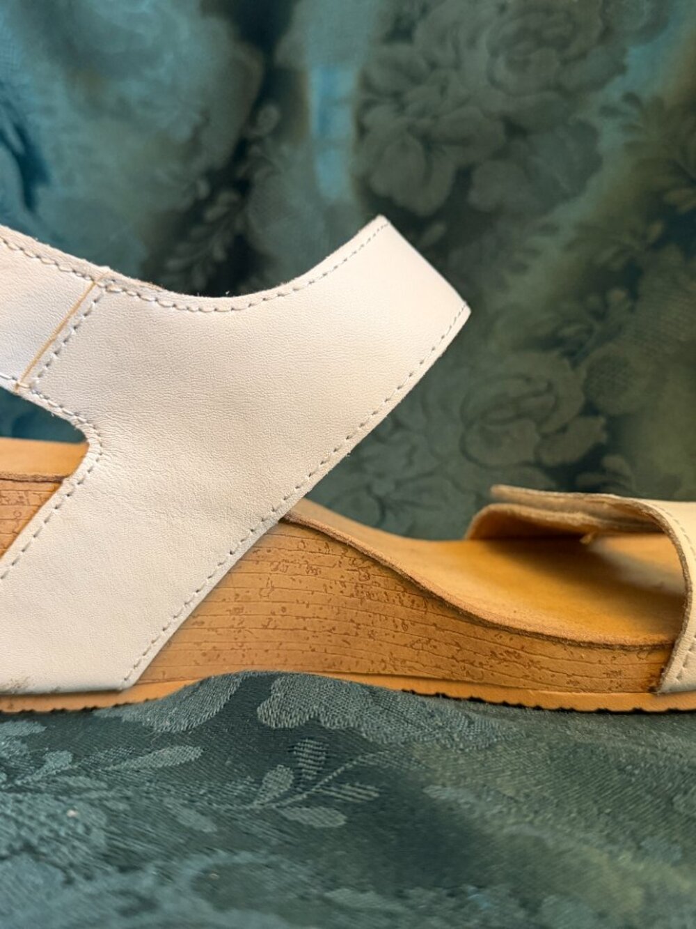 Clarks Collection Women's White Vegan Leather Adjustable Wedge Sandals Sz 7.5 - Picture 8 of 12